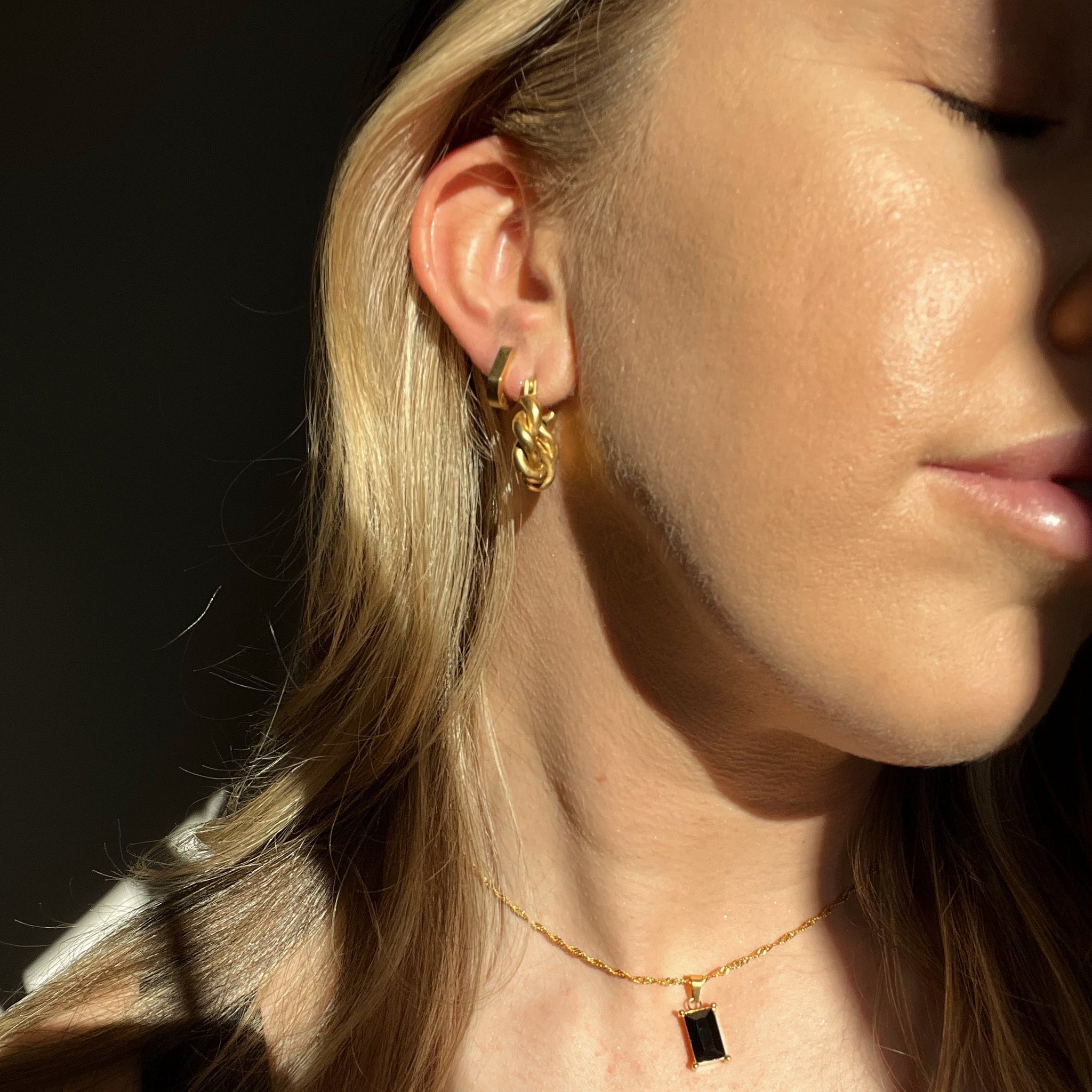 Tini Lux Hypoallergenic Titanium Small Oval Huggies | Mini