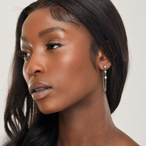 girl wearing hypoallergenic chain statement earrings with 3 bezel set gemstones ||all