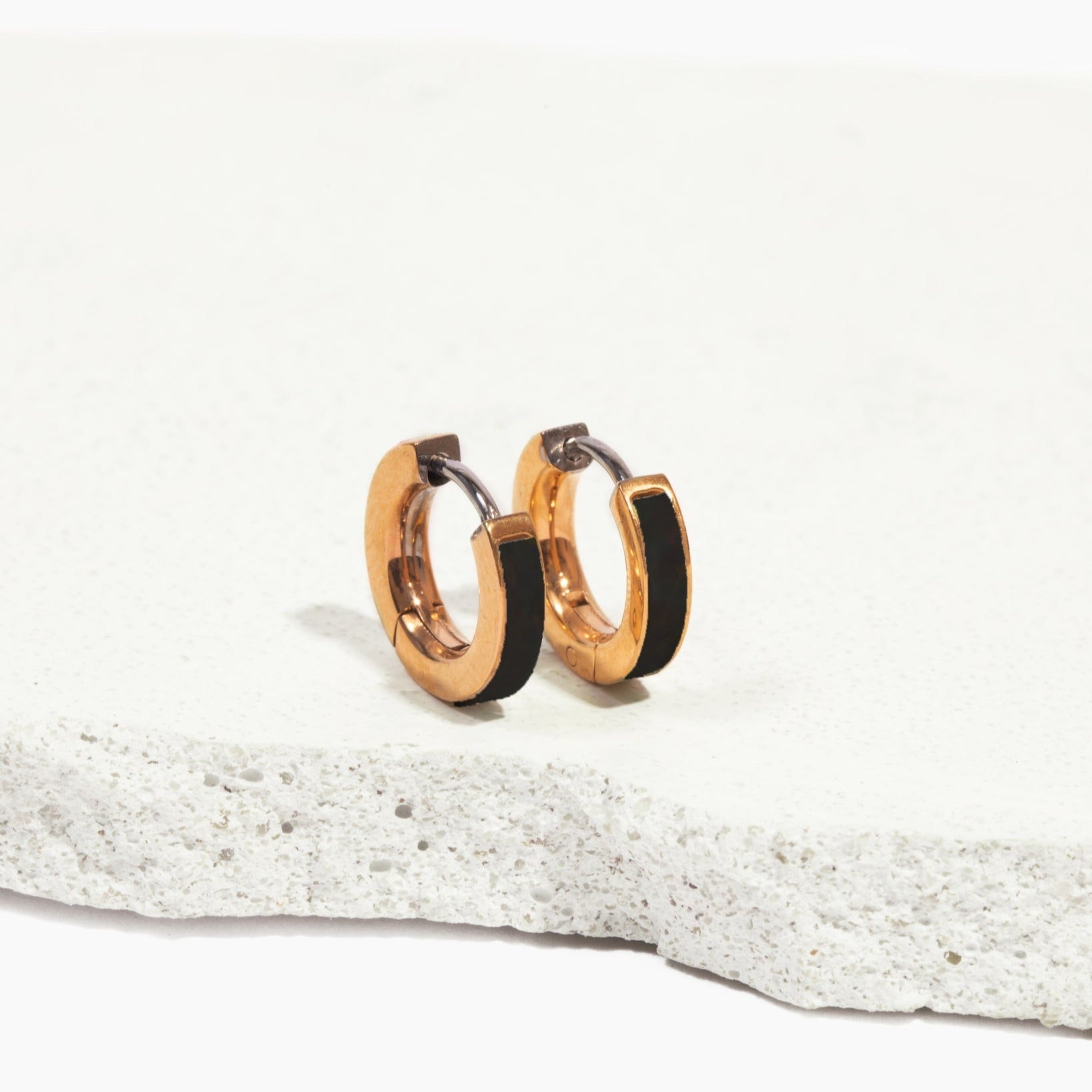 hypoallergenic gold and onyx hoop earrings made with nickel free titanium ||TLEHKenG
